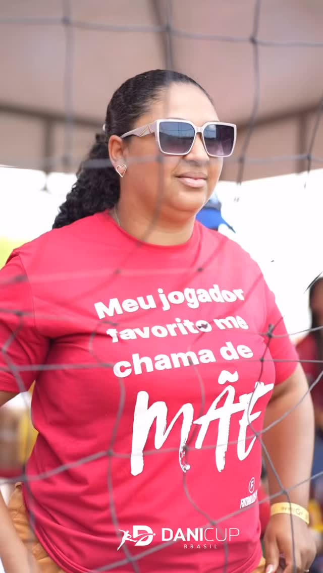 Ela não entra em campo…mas joga todos os jogos. Sofre em silêncio. Vibra mais que todo mundo. Segura o choro… ou chora junto. É quem acorda cedo, quem apoia, quem acredita quando ninguém vê. Porque antes de existir um atleta, existiu uma mãe que nunca desistiu. Feliz Dia das Mães. Marca aqui a mãe que vive cada jogo com você 👇 #DiaDasMãesNoFutebol #MãeDeAtleta #BastidoresDoJogo #FutebolDeBase #DaniCup